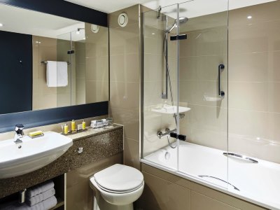 bathroom - hotel portsmouth marriott - portsmouth, united kingdom