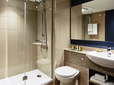bathroom 1 - hotel portsmouth marriott - portsmouth, united kingdom