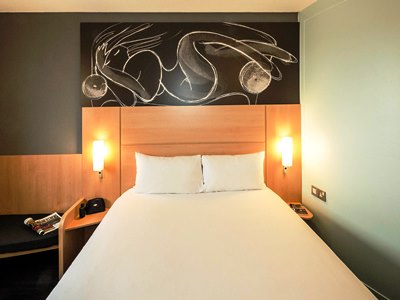 bedroom 2 - hotel ibis reading centre - reading, united kingdom