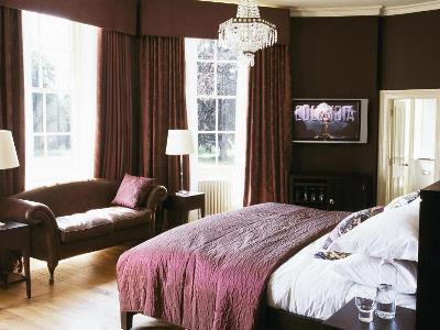 bedroom 1 - hotel stoke place - slough, united kingdom