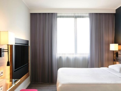 bedroom 1 - hotel moxy southampton - southampton, united kingdom