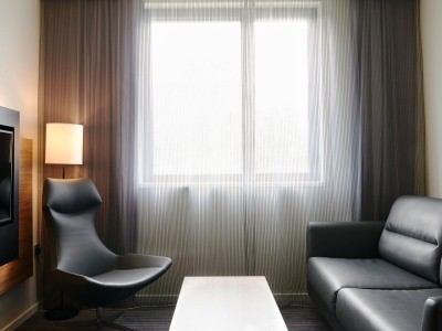 bedroom 2 - hotel moxy southampton - southampton, united kingdom