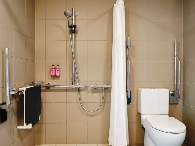 bathroom - hotel moxy southampton - southampton, united kingdom