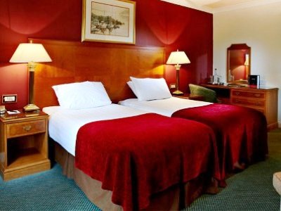 bedroom - hotel macdonald elmers court and resort - southampton, united kingdom