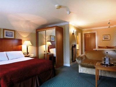 bedroom 3 - hotel macdonald elmers court and resort - southampton, united kingdom