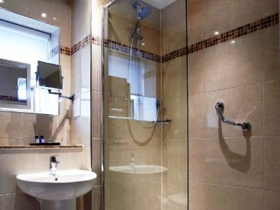 bathroom - hotel macdonald elmers court and resort - southampton, united kingdom