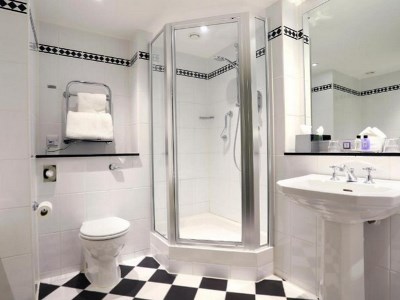 bathroom - hotel macdonald botley park - southampton, united kingdom