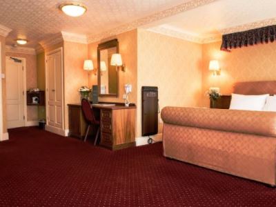 bedroom 1 - hotel bredbury hall - stockport, united kingdom