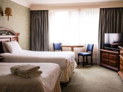 bedroom 2 - hotel bredbury hall - stockport, united kingdom