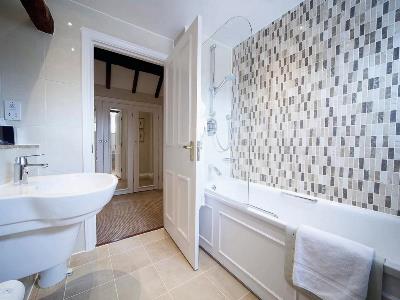 bathroom - hotel macdonald alveston manor - stratford-upon-avon, united kingdom