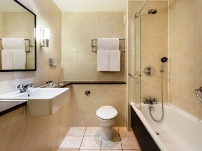 bathroom - hotel stratford manor - stratford-upon-avon, united kingdom