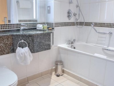 bathroom - hotel doubletree by hilton swindon - swindon, united kingdom