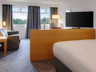 bedroom 2 - hotel hilton watford - watford, united kingdom