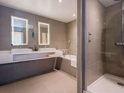 bathroom - hotel novotel york centre - york, united kingdom