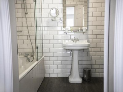 bathroom - hotel doubletree by hilton york - york, united kingdom