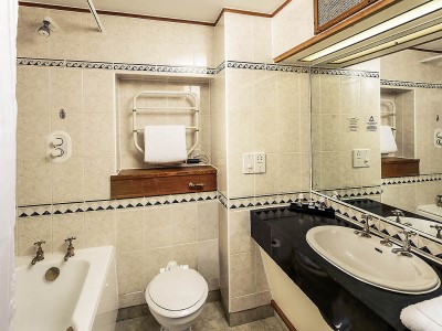 bathroom - hotel mercure york fairfield manor - york, united kingdom