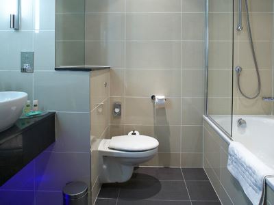 bathroom - hotel courtyard london gatwick airport - gatwick airport, united kingdom