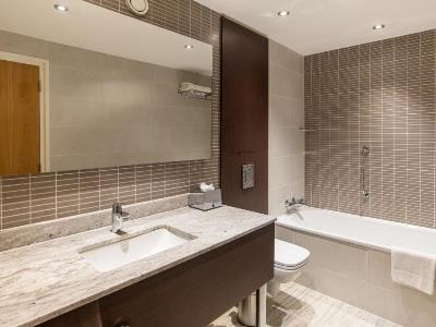 bathroom - hotel hilton gatwick airport - gatwick airport, united kingdom