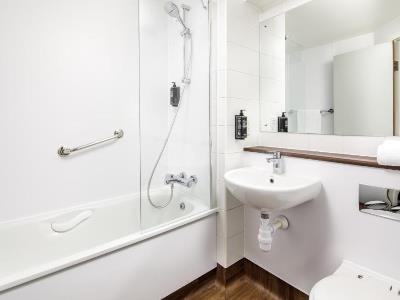 bathroom 1 - hotel ibis budget london heathrow central - heathrow airport, united kingdom