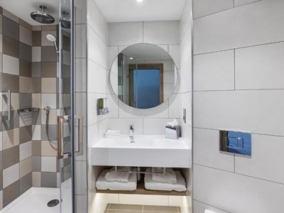 bathroom - hotel hampton by hilton torquay - torquay, united kingdom