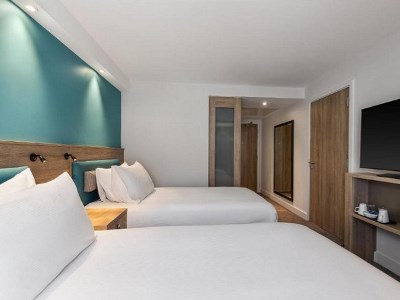bedroom 1 - hotel hampton by hilton torquay - torquay, united kingdom