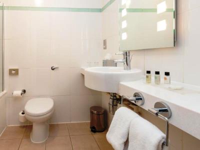 bathroom - hotel park royal - warrington, united kingdom