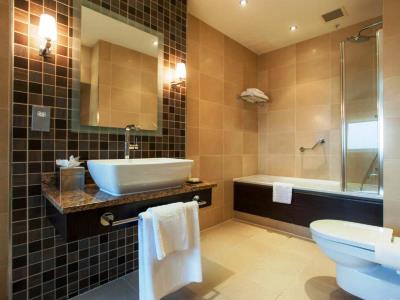 bathroom - hotel doubletree by hilton dunblane hydro - dunblane, united kingdom