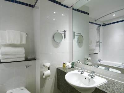 bathroom - hotel hilton cobham - cobham, united kingdom