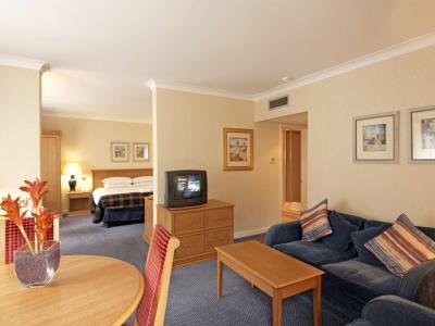 bedroom 2 - hotel hilton cobham - cobham, united kingdom