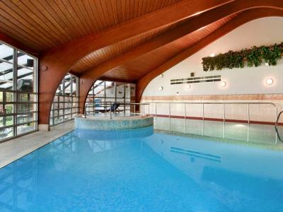 indoor pool - hotel hilton cobham - cobham, united kingdom