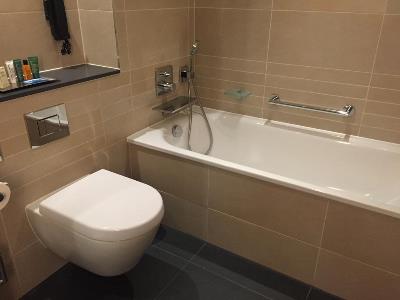 bathroom - hotel hilton at st george's park - burton u trent, united kingdom