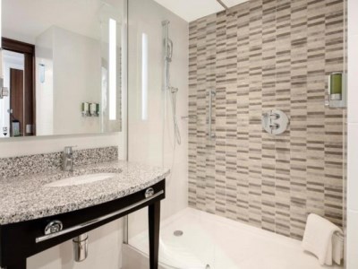 bathroom - hotel hampton by hilton stansted airport - stansted, united kingdom