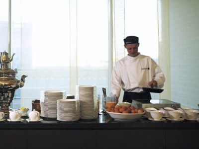 breakfast room - hotel radisson blu london stansted airport - stansted, united kingdom