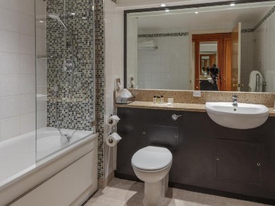 bathroom 1 - hotel belton woods hotel, spa and golf resort - grantham, united kingdom