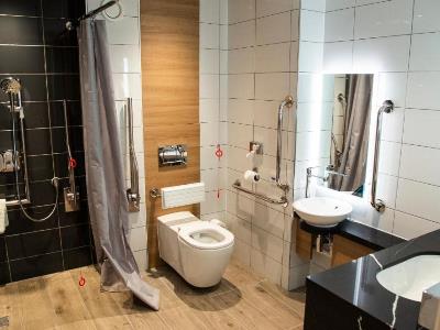 bathroom 1 - hotel hilton garden inn abingdon oxford - abingdon, united kingdom