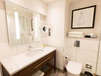 bathroom - hotel doubletree by hilton st. anne's manor - wokingham, united kingdom