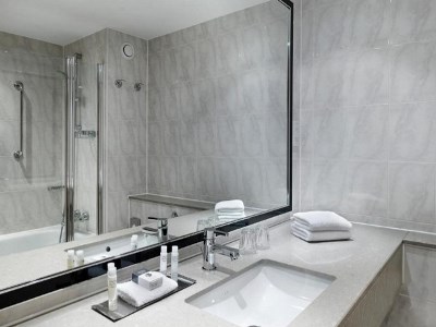 bathroom - hotel doubletree by hilton - woking, united kingdom