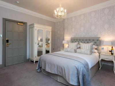 bedroom - hotel the manor elstree - elstree, united kingdom