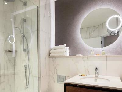 bathroom - hotel doubletree by hilton london elstree - elstree, united kingdom