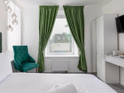 bedroom 1 - hotel newquay beach hotel - newquay, united kingdom