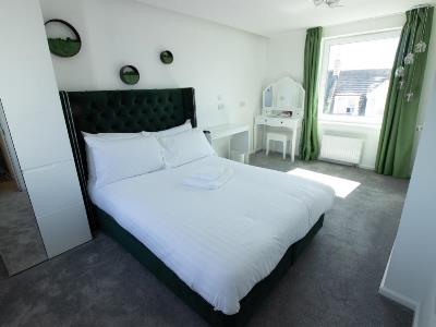 bedroom 4 - hotel newquay beach hotel - newquay, united kingdom
