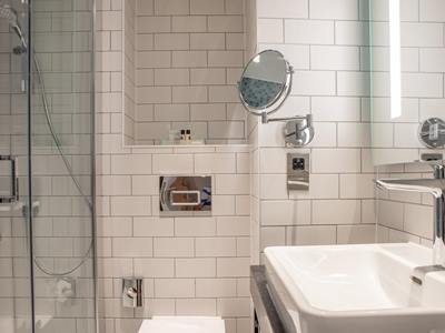 bathroom - hotel holiday inn bolton centre - bolton, united kingdom