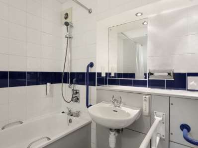 bathroom - hotel days inn by wyndham abington m74 - abington, united kingdom