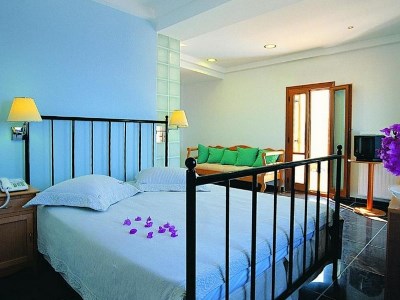 bedroom 1 - hotel theoxenia - santorini, greece