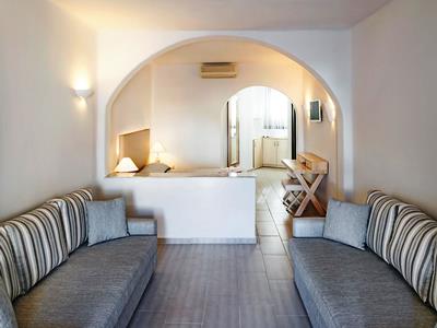 bedroom - hotel aegean plaza - santorini, greece