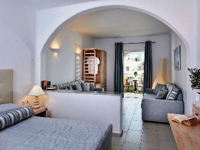 bedroom 1 - hotel aegean plaza - santorini, greece