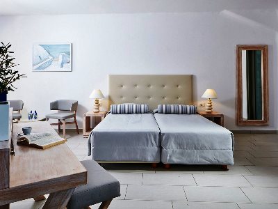 bedroom 2 - hotel aegean plaza - santorini, greece