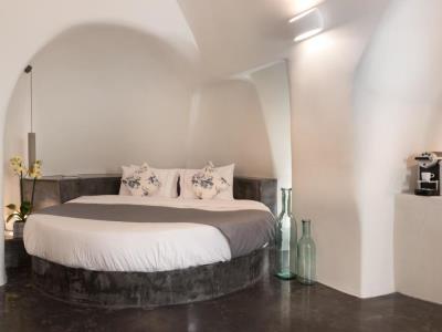 bedroom 5 - hotel andronis luxury suites - santorini, greece