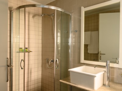 bathroom - hotel afroditi venus beach resort - santorini, greece