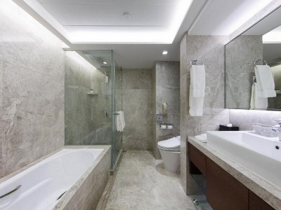bathroom - hotel new world millennium - hong kong, hong kong